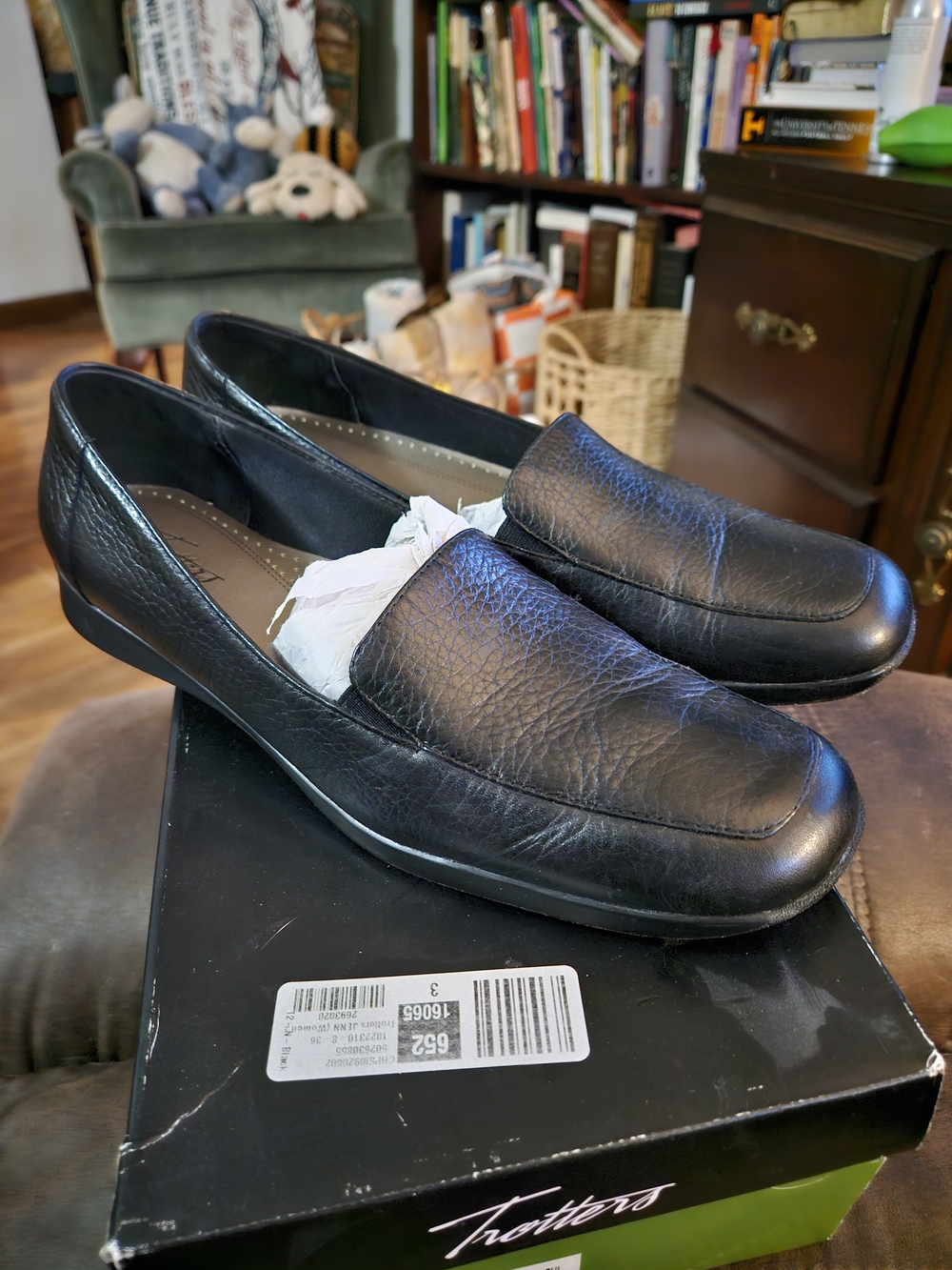 Trotters Women's Black Leather Slip-On Loafers with Pebbled Finish